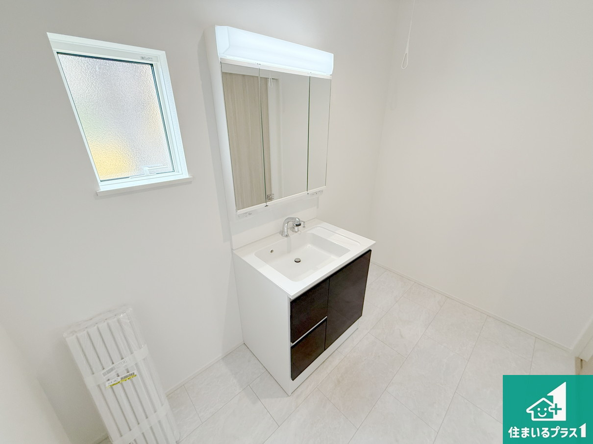羽曳野市羽曳が丘西　第24-1期　新築一戸建ての独立洗面台|清潔感のある洗面台です。フラットな鏡は掃除がしやすく毎日清潔！鏡裏には収納があるのでスッキリとした洗面台が保てます。