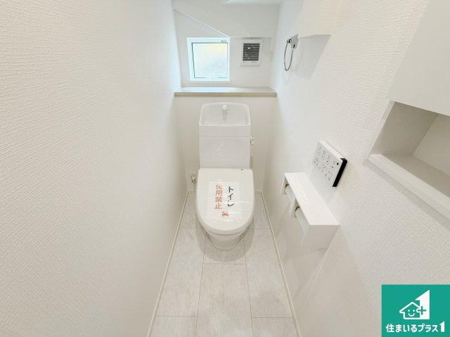 羽曳野市羽曳が丘西　第24-1期　新築一戸建てのトイレ|1・2階の2ヶ所にあるので、朝の忙しい時間の順番待ちもなく、深夜の利用にも大変便利です。