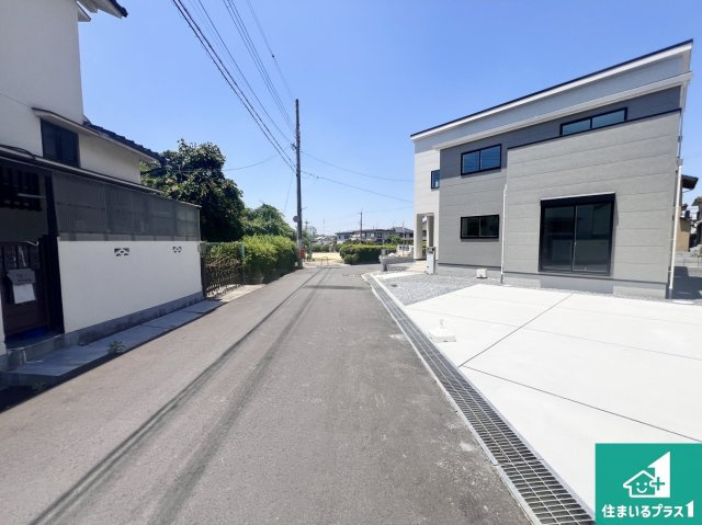 羽曳野市羽曳が丘西　第24-1期　新築一戸建ての前面道路含む現地写真|周辺は閑静な住宅街！前面道路広々で車の出し入れも便利です。駐車が苦手な方でも安心して車庫入れできます！