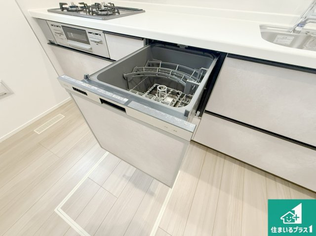 羽曳野市羽曳が丘西　第24-1期　新築一戸建ての設備|食事後の一仕事、食器洗いをボタン一つでお任せできちゃいます！場所を取らないビルトイン式なので、お料理スペースもしっかり確保！