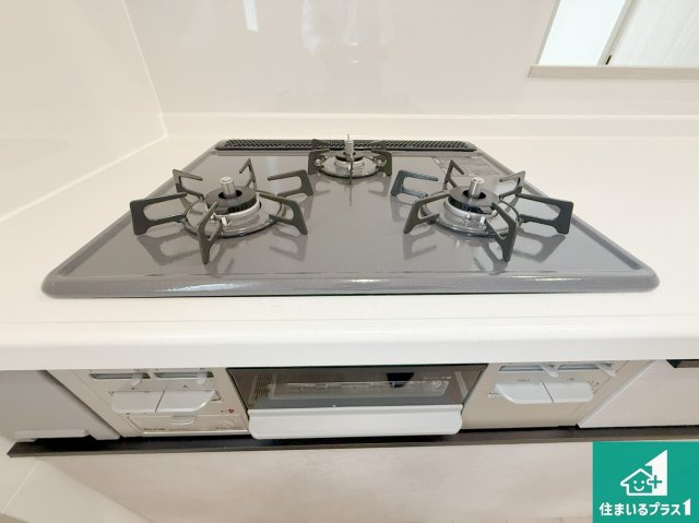 羽曳野市羽曳が丘西　第24-1期　新築一戸建ての設備|ダブル高火力Ｓｉセンサー付きコンロ！３口あるので、まとめて料理をする時も大活躍！