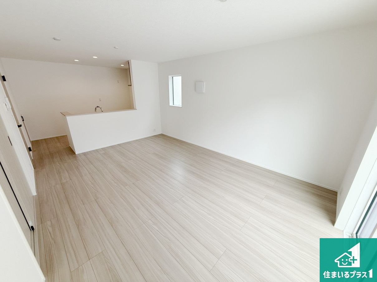 羽曳野市羽曳が丘西　第24-1期　新築一戸建ての居間・リビング|日当たり良好の明るいリビングで朝の目覚めもスッキリできそう！対面キッチンでご家族のコミュニケーションも自然と増える設計！小さなお子様が遊ぶスペースを作っても広々とくつろげるLDK！