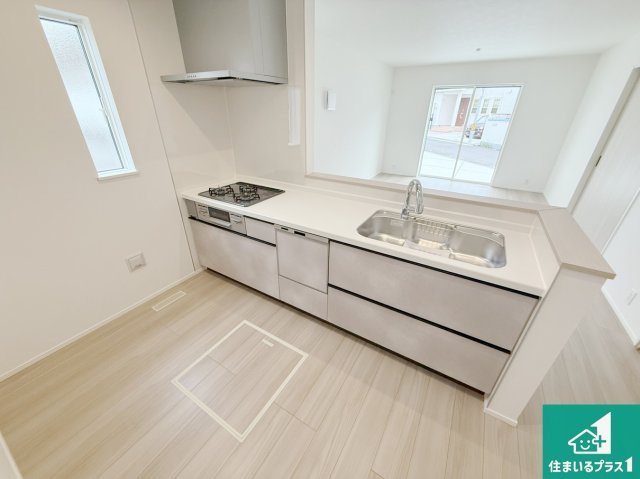 羽曳野市羽曳が丘西　第24-1期　新築一戸建てのキッチン|シンプルなリビングは、観葉植物等のインテリアを楽しめますね！パパ好みにも、ママ好みにも家具次第で雰囲気を変えることができます！