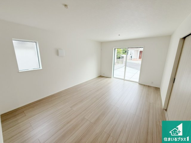 羽曳野市羽曳が丘西　第24-1期　新築一戸建ての居間・リビング|リビングと統一感があり、使い勝手のいいキッチン。広々としているので、二人並んで作業が出来ちゃいます。お子様と一緒に色々なお料理に挑戦できるスペースがあります。