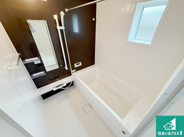 羽曳野市羽曳が丘西　第24-1期　新築一戸建ての浴室|足をゆったり伸ばして寛げる浴槽です。窓が設けられていますので差し込む光が明るく穏やかな雰囲気にしてくれます♪浴室乾燥機も設置しているので、雨の日の洗濯物も安心です♪