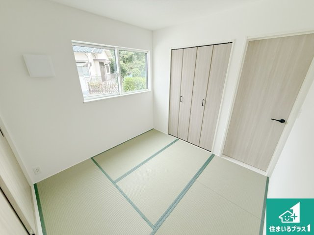 羽曳野市羽曳が丘西　第24-1期　新築一戸建ての和室|一室あると便利な和室は客間としてだけでなく、小さなお子様のプレイルームや食後のくつろぎスペースとしてもご利用いただけます。収納もついていますので大活躍間違いなし！