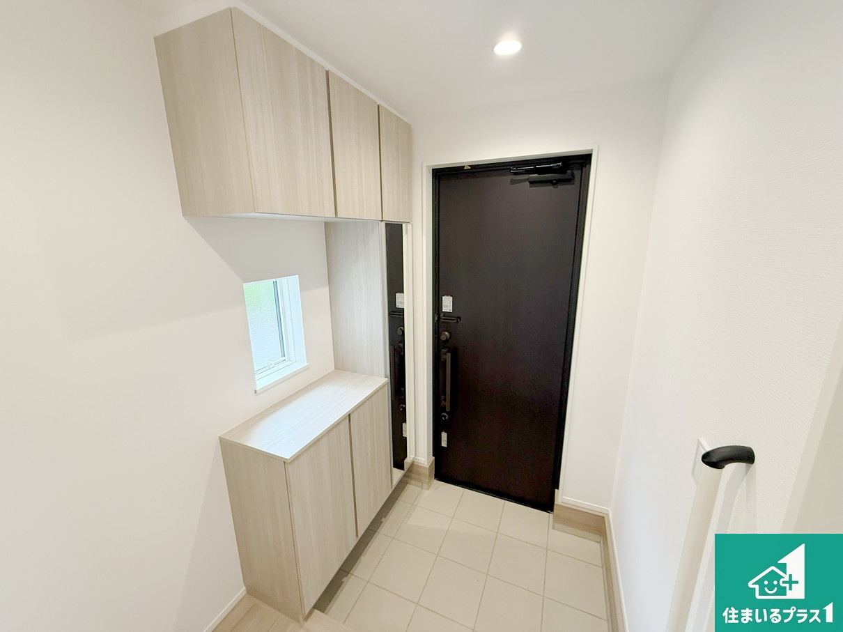 羽曳野市羽曳が丘西　第24-1期　新築一戸建ての玄関|シューズボックスにはたくさんの靴が収納できるので玄関周りはいつもスッキリ！ご家族が増えても安心！