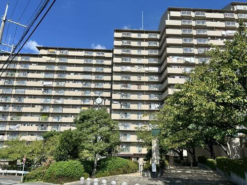グリーンタウン香里ケ丘C棟の外観|新しい生活にいかがでしょうか？外観はお住まいの顔になります。こだわりたいポイントですね。水回りリフォームやリノベーションも承ってます。
■現地見学・資金計画相談・住宅ローン相談もお問合せ受付中■