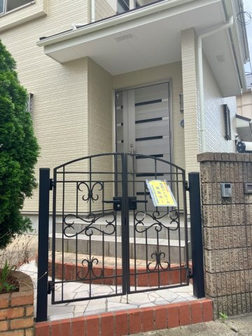 戸室戸建のエントランス