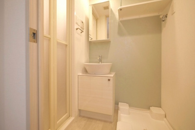 【独立洗面台】 | エスリード弁天町桜通レジデンス | 朝の支度にも助かる、独立の洗髪洗面化粧台