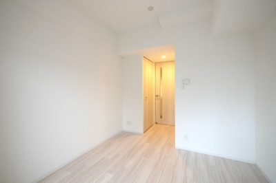 【居間・リビング】 | エスリード弁天町桜通レジデンス | こちらのリビングで趣味の時間をお楽しみください