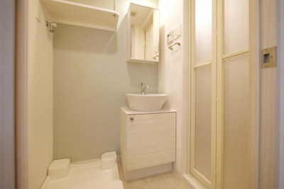 【独立洗面台】 | エスリード弁天町桜通レジデンス | 朝の支度にも助かる、独立の洗髪洗面化粧台