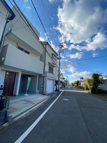 緑が丘２丁目　中古一戸建ての前面道路含む現地写真|前面道路含む現地写真　幅員5.8ｍ
■物件内覧・資金計画相談・住宅ローン相談、リフォーム相談、お問合せ受付中■
※当日・翌日のご内覧、ご相談はお電話でのお問合せがスムーズです！