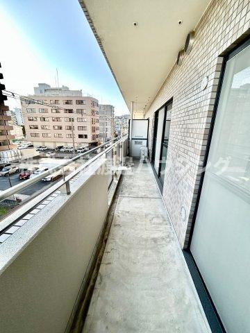 アドバンス江坂のバルコニー