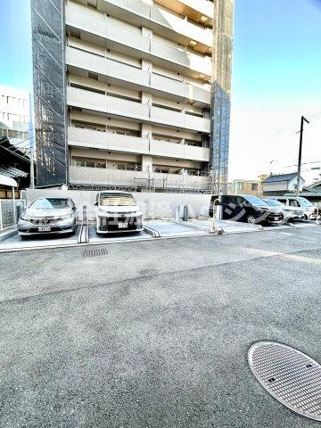 アドバンス江坂の駐車場