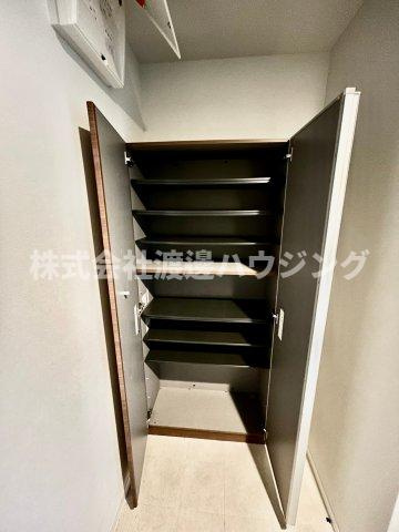 アドバンス江坂の収納|天井高シューズBOX