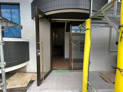 【エントランス】 | テラスレジデンス伊奈平 | 写真は105号室の写真です。