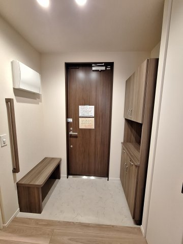 （シニア限定）フォンターナ大宮の玄関|玄関にイス手すり付き