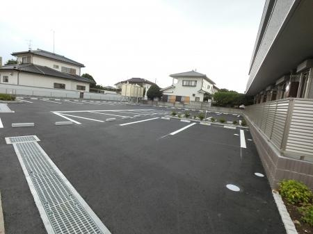 カスタリアAの駐車場