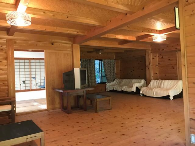 桐生市梅田町４丁目ログハウス風中古戸建の居間・リビング