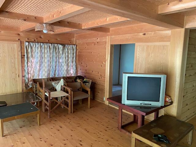 桐生市梅田町４丁目ログハウス風中古戸建の居間・リビング