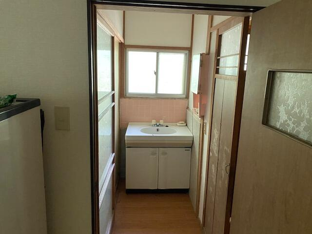 桐生市梅田町４丁目ログハウス風中古戸建の独立洗面台