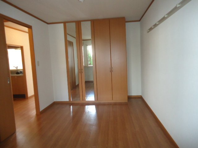 アベニール中島の内装|6.4帖の玄関横洋室