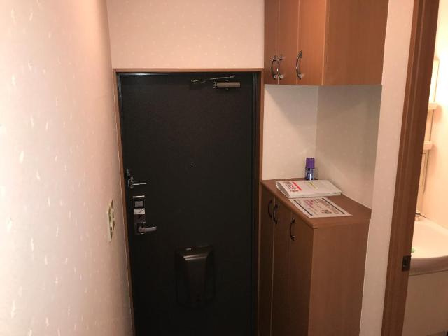 アベニール中島の玄関|小物も置けるカウンター下駄箱