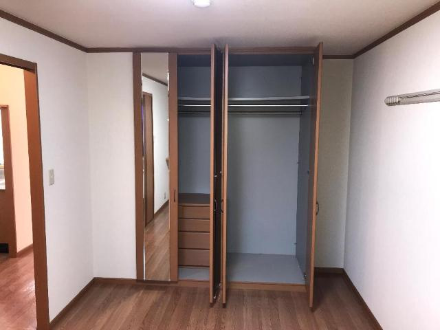 アベニール中島の収納|洋室の収納　姿見付き