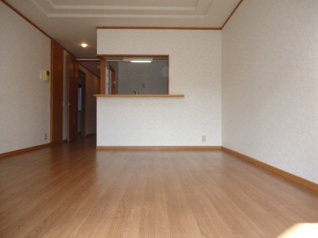 アベニール中島の居間・リビング|13帖の広々したリビング