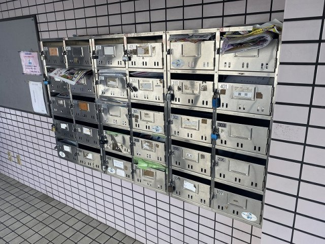 エントランスにある集合ポストは、鍵を自分で付けるタイプです♪