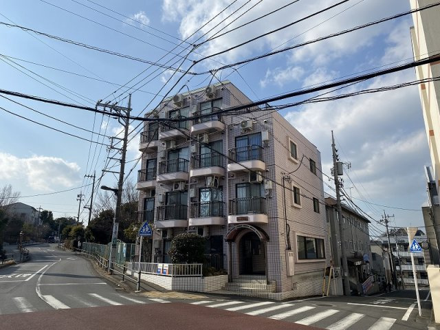 エントランス前の道路の向かいにセブンイレブンがございます♪