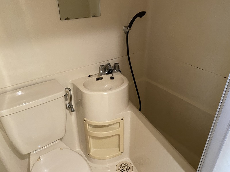 お風呂とトイレと洗面台付きのユニットバスです♪