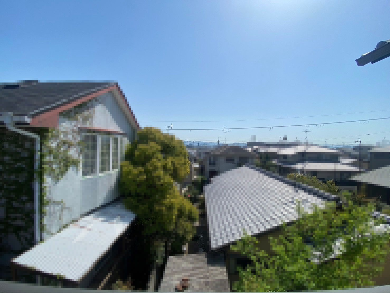 【契約済】向日市鶏冠井町荒内の展望|閑静な住宅地が広がる眺望。
遠くには山も見えています。