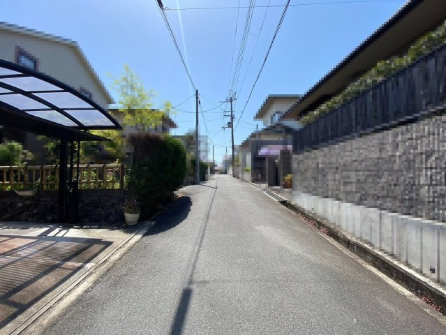 【契約済】向日市鶏冠井町荒内の前面道路含む現地写真|前道綺麗に整備されています。
駐車しやすいです！