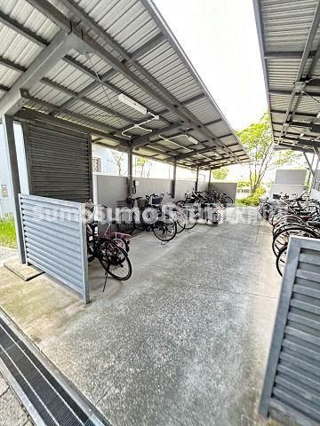 URルゼフィール潮江　5号棟の駐車場|駐車スペースもあります