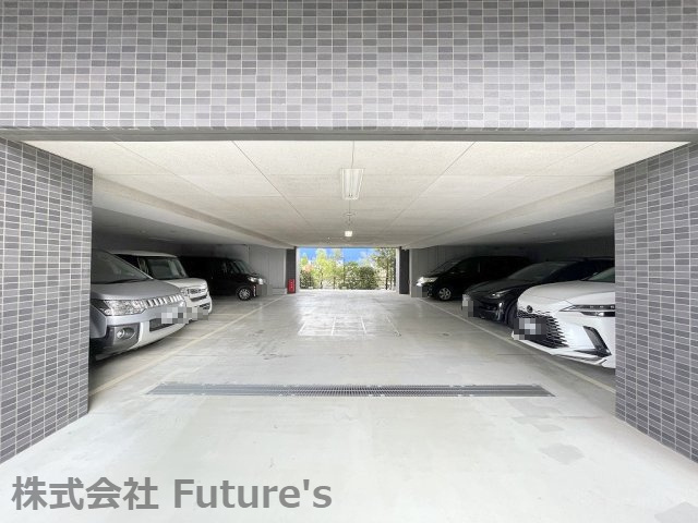 パークホームズＬａＬａ新三郷の駐車場|屋内駐車場あり