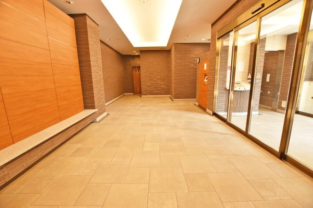 グルーブ甲陽園プレミアムのエントランス|開放感のあるエントランスです。