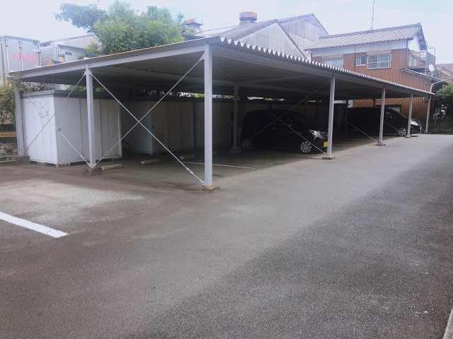 トラッドハウスBの駐車場