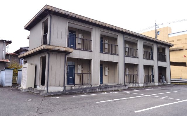 富山市婦中町下轡田のアパートの外観