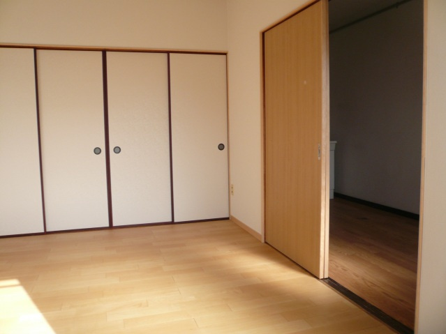 長谷コーポの洋室|落ち着いた色調の洋室です