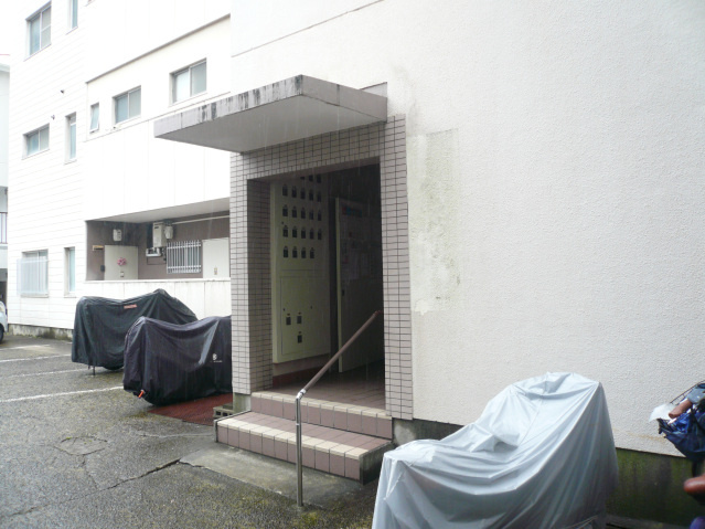 長谷コーポのエントランス|毎日通るエントランスはこのようになっています