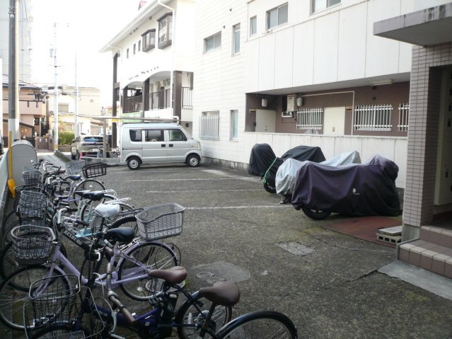 長谷コーポの駐車場