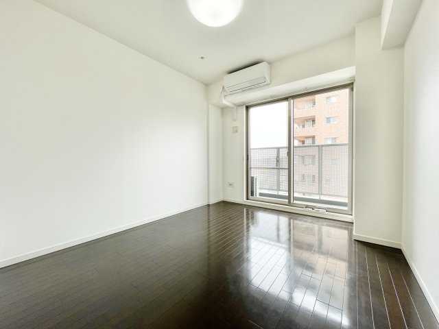 ロイヤルメドゥ香里園タワーの寝室|開放的な寝室です