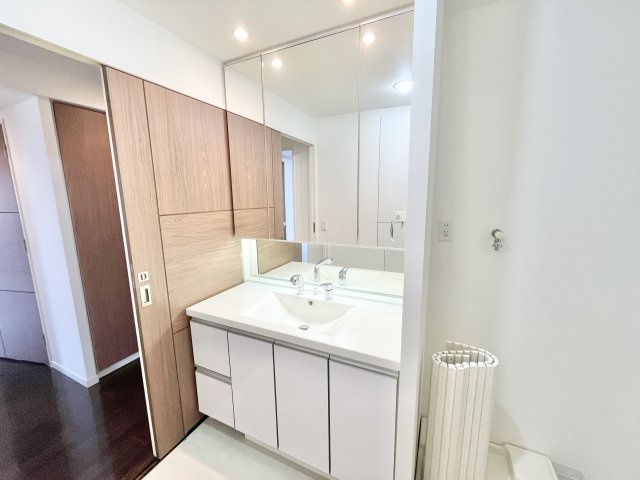 ロイヤルメドゥ香里園タワーの独立洗面台|朝の支度にも助かる、独立の洗髪洗面化粧台