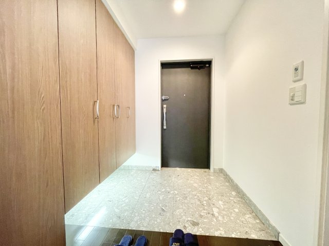 ロイヤルメドゥ香里園タワーの玄関|きれいな玄関です