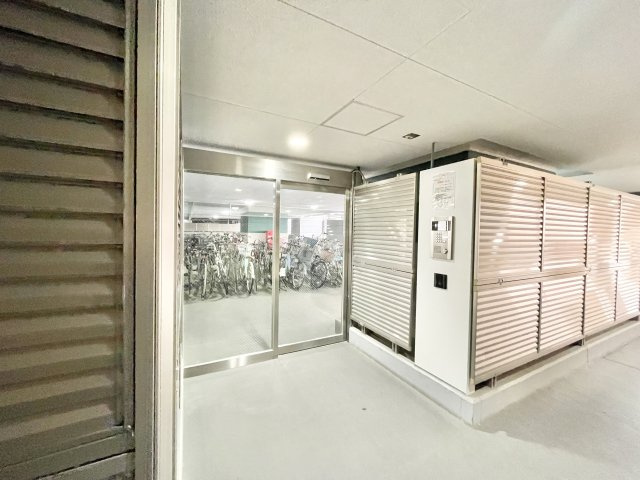 ロイヤルメドゥ香里園タワーの駐輪場