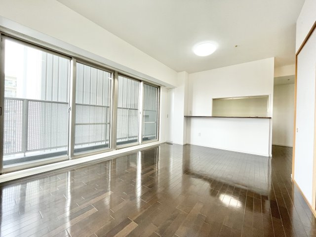 ロイヤルメドゥ香里園タワーの居間・リビング|こちらの居間で趣味の時間をお楽しみください