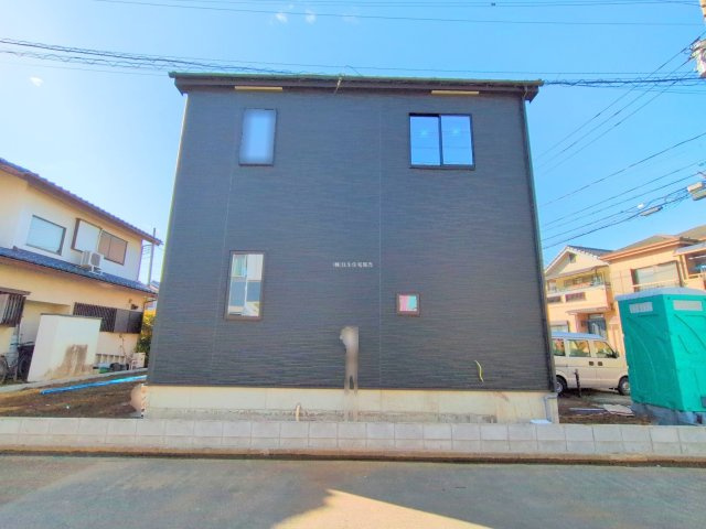 ふじみ野市大井中央２丁目の新築一戸建の外観|南東側の敷地は約4m幅あります。