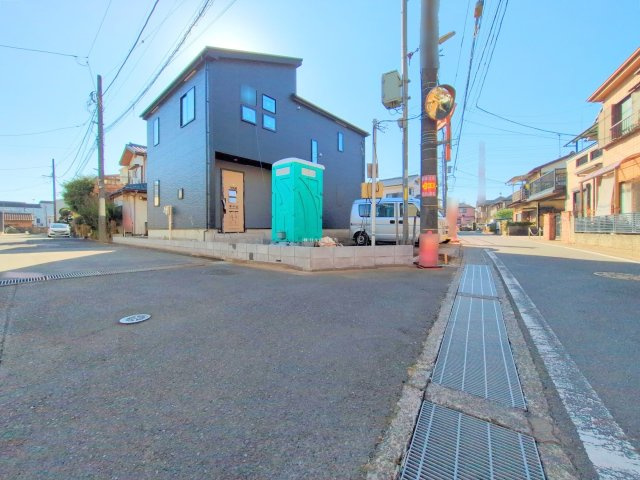 ふじみ野市大井中央２丁目の新築一戸建の前面道路含む現地写真|角地及び広々敷地で陽当り良好♪
周辺は商業施設も充実していてお買い物に便利な立地です。